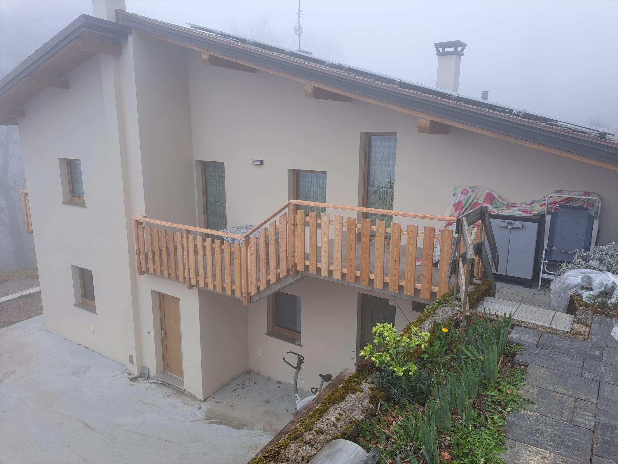 Dettaglio del progetto Parapetto per balcone in legno massello: Parapetto per balcone a doghe verticali che unisce calore e sicurezza. - Immagine 3